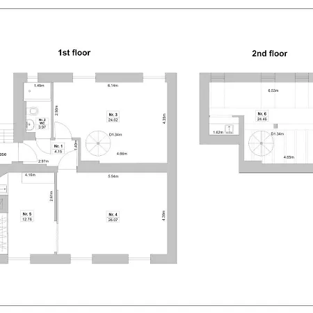 Family Or Group In Center 公寓
